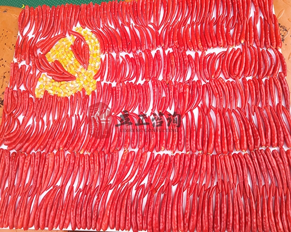 培訓(xùn)快訊培訓(xùn)時(shí)間：6月29日培訓(xùn)地點(diǎn):隆鑫山莊培訓(xùn)單位:中鐵某局培訓(xùn)課程:七一主題黨建活動(dòng)培訓(xùn)人數(shù)：21人培訓(xùn)老師：馬海濤、李文泮培訓(xùn)后勤:馬麗、周明業(yè)務(wù)人員：齊亞