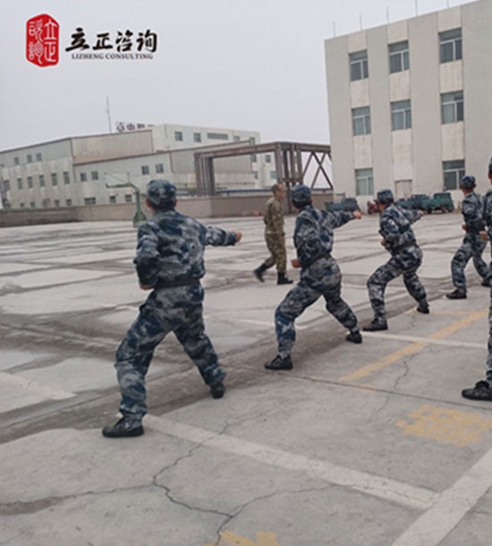 培訓(xùn)快訊培訓(xùn)主題：”班長(zhǎng)管戰(zhàn)士“軍事化拓展訓(xùn)練培訓(xùn)內(nèi)容：管理培訓(xùn)+軍事訓(xùn)練+拓展訓(xùn)練培訓(xùn)對(duì)象：班組長(zhǎng)、值長(zhǎng)、科級(jí)干部、儲(chǔ)備干部、技術(shù)人才課程設(shè)置：《從部隊(duì)的宗旨看企業(yè)的愿景》《從部隊(duì)的紀(jì)律看企業(yè)的規(guī)章