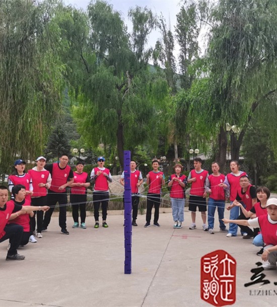 培訓快訊培訓時間：2021年7月6日培訓地點：榆中興隆山培訓單位:甘肅**集團**公司培訓課程:中青年職工拓展培訓班培訓項目介紹：合力建塔團隊成員拉緊繩子末端控制塔鉤移動，用塔鉤將一塊塊塔吊起并按照教